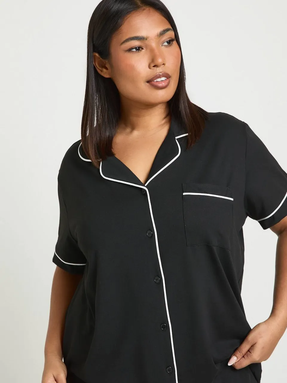 boohoo Dames Plus Jersey Pyjama Set Met Paspelbiezen Korte Mouwen En Short zwart, foto 4