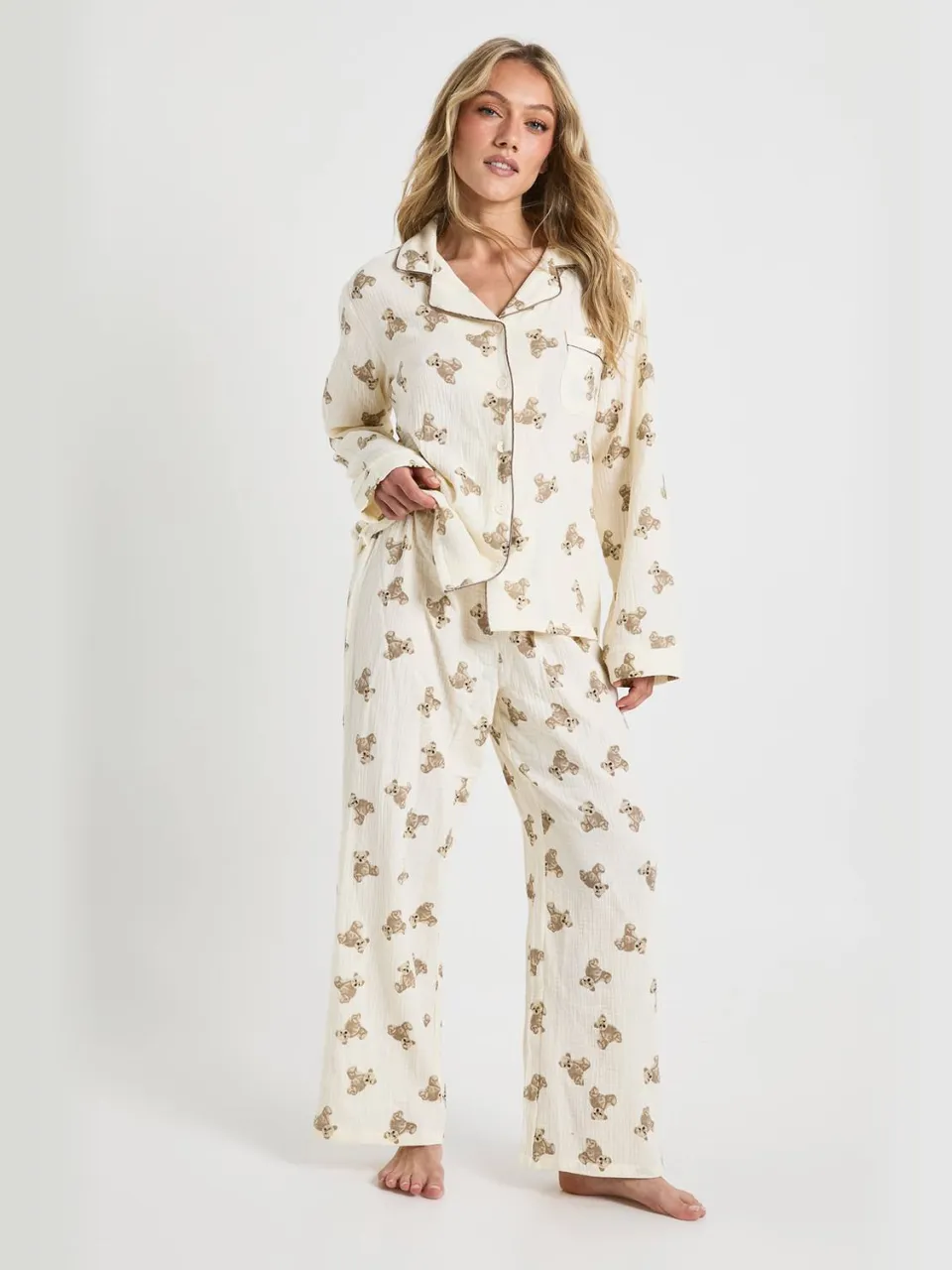boohoo Dames Petite Bear Print Muslin Lange Mouw Overhemd & Broek Pyjamaset wit, foto 3