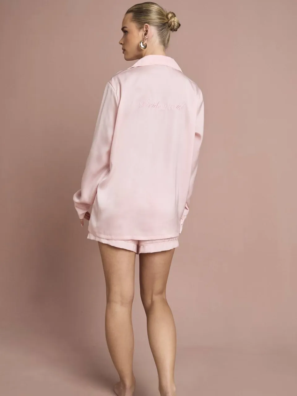 boohoo Dames Bruidspyjama 'Bruidsmeisje' Satijnen Geborduurd Lange Mouw Shirt & Korte Pyjama Set baby roze, foto 3