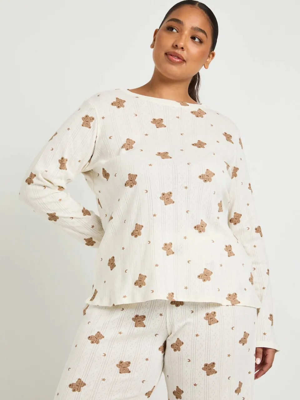 boohoo Dames Plus Pointelle Beerprint Top met Lange Mouwen & Broek Pyjamaset crème, foto 3