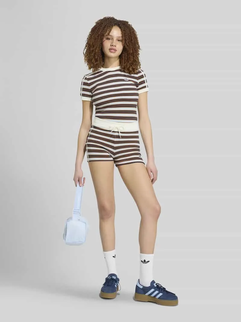 Adidas slim fit short met logo-applicatie Middenbruin