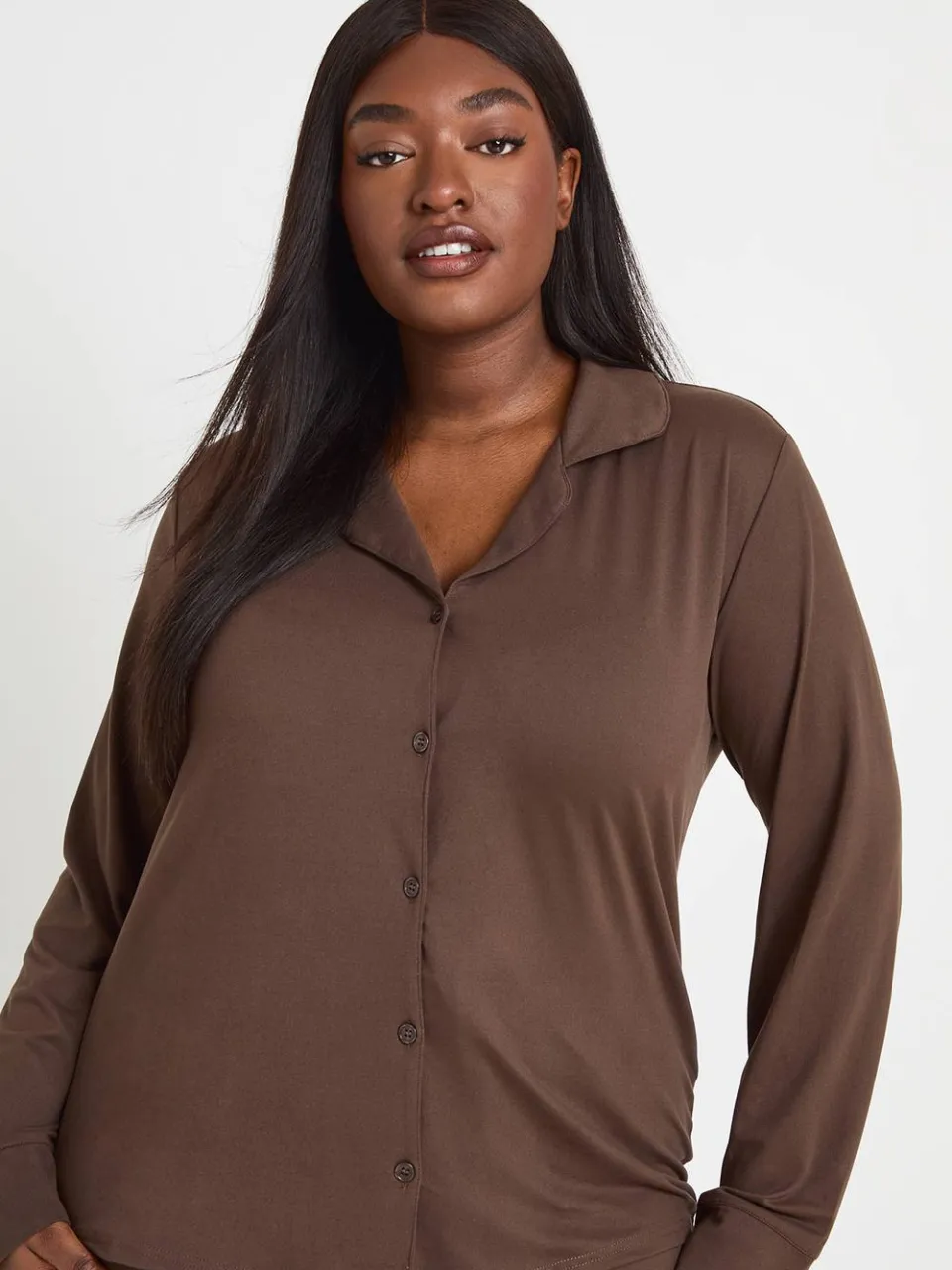 boohoo Dames Plus Zachte Touch Doorknoop Shirt En Broek Pyjama Set chocoladebruin, foto 3