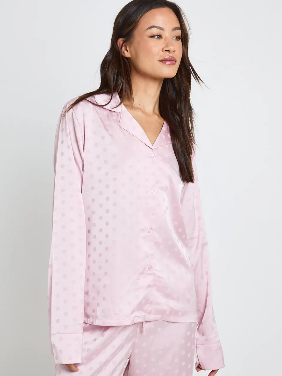 boohoo Dames Lange Pyjama Set Met Jacquard Satijn Polkadot Dessin Lange Mouwen Shirt & Broek lichtroze, foto 3
