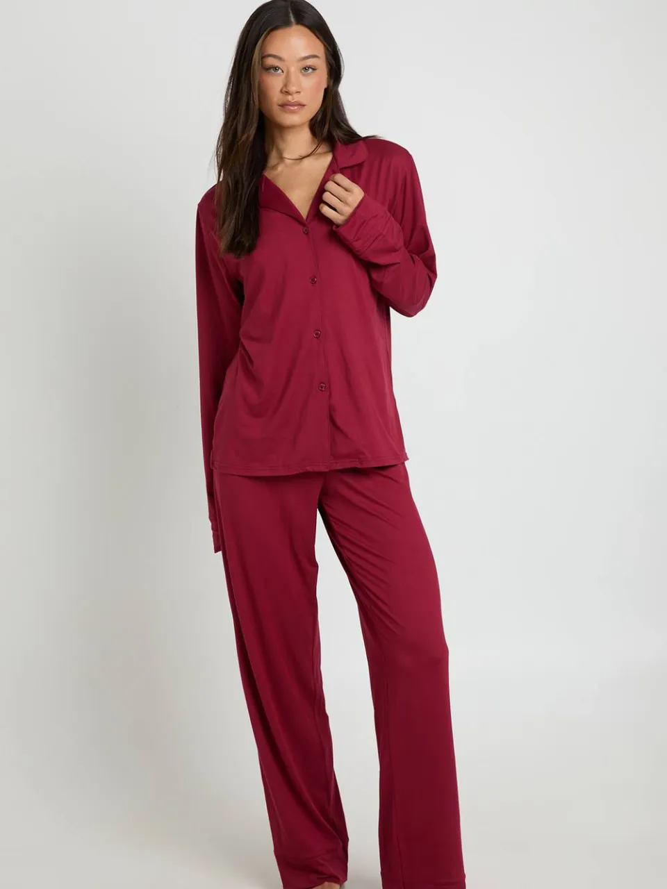 boohoo Dames Lange Pyjama Set Met Zachte Touch Knoopsluiting Shirt En Broek bordeaux rood, foto 3
