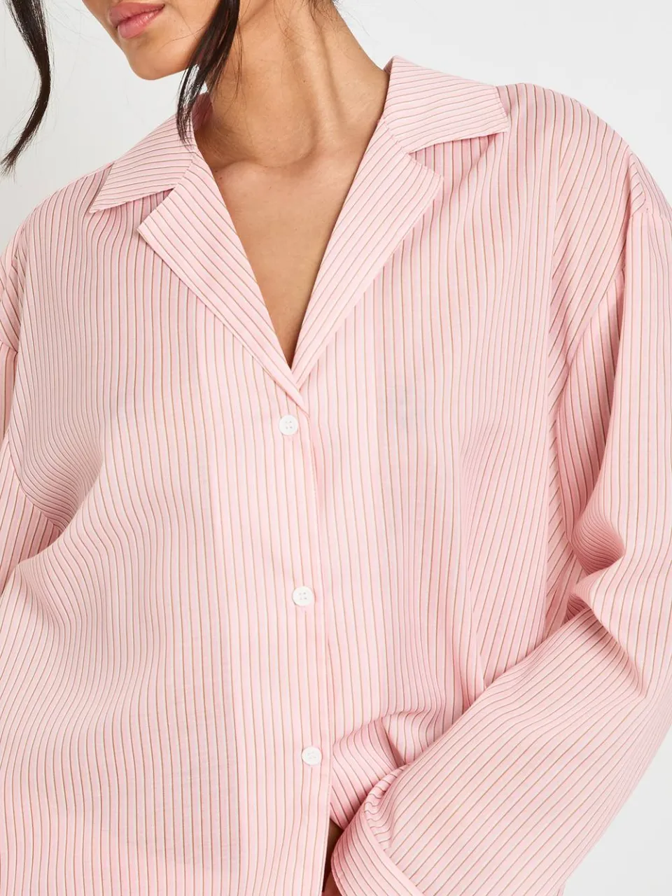 boohoo Dames Katoenen Krijtstreep Oversized Pyjama Set Met Shirt Met Lange Mouwen & Short roze, foto 4
