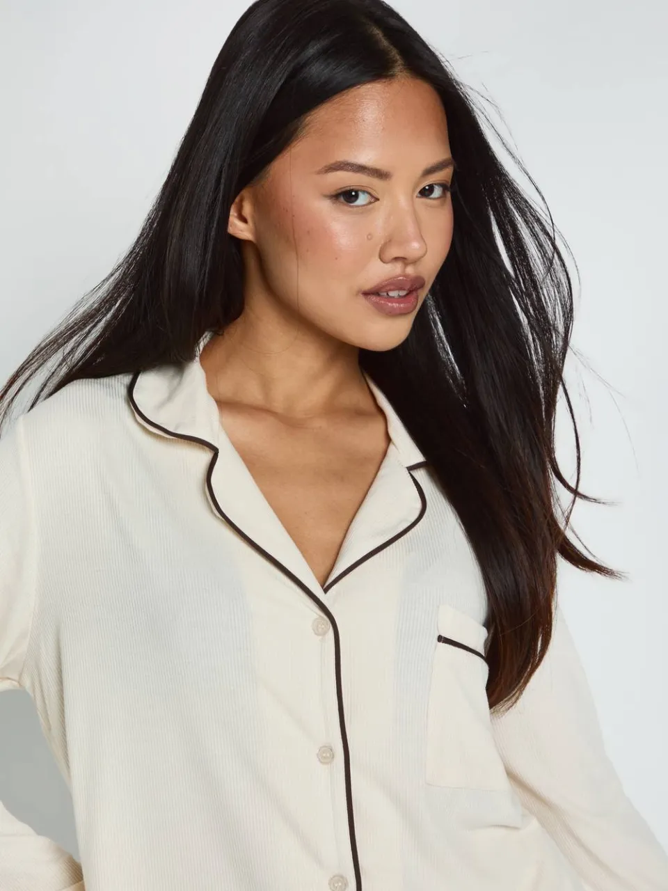 boohoo Dames Petite Zachte Rib Lange Mouw Shirt & Broek Pyjama Set crème, foto 4