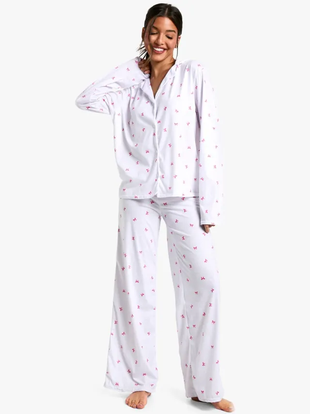 boohoo Dames Pyjama Set: Langarmshirt met strikprint & Broekset Wit