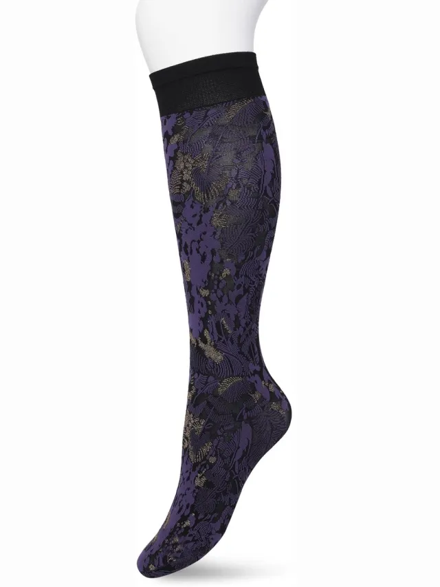 Bonnie Doon Dames Panty Kniekous met Bloemen maat 36/42 Donker Paars - Luxe Kniekous met Lurex Glansdraden - Glitters - Botanische Knie Sokken - Pantykousen - Botanical Lurex Knee High - Gladde Naden - Zeer Comfortabel - Purple Velvet - BP211508.333