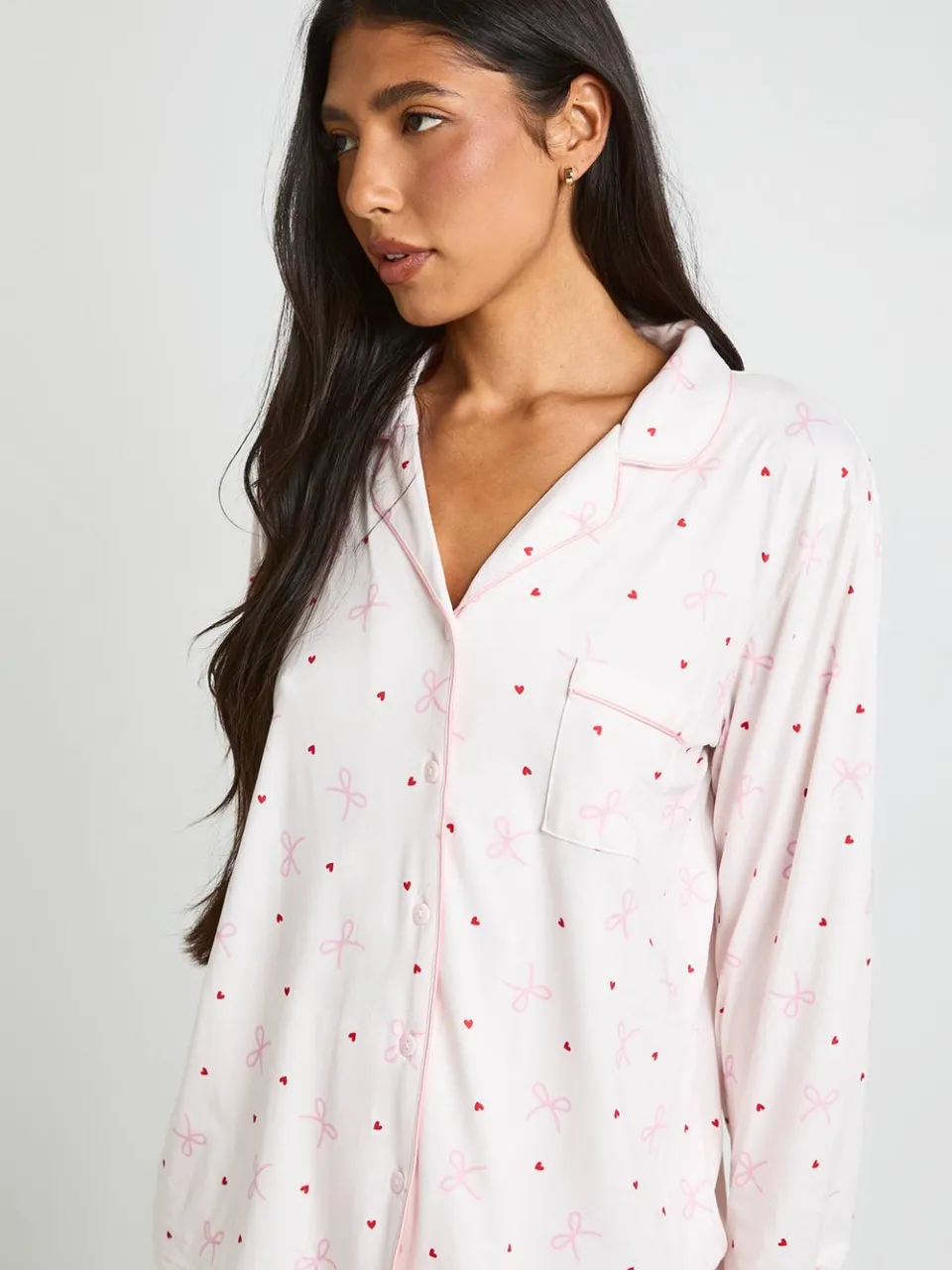 boohoo Dames Tall Superzachte Strik & Hartjes Print Pyjama Set Met Lange Mouwen Top & Broek lichtroze, foto 4