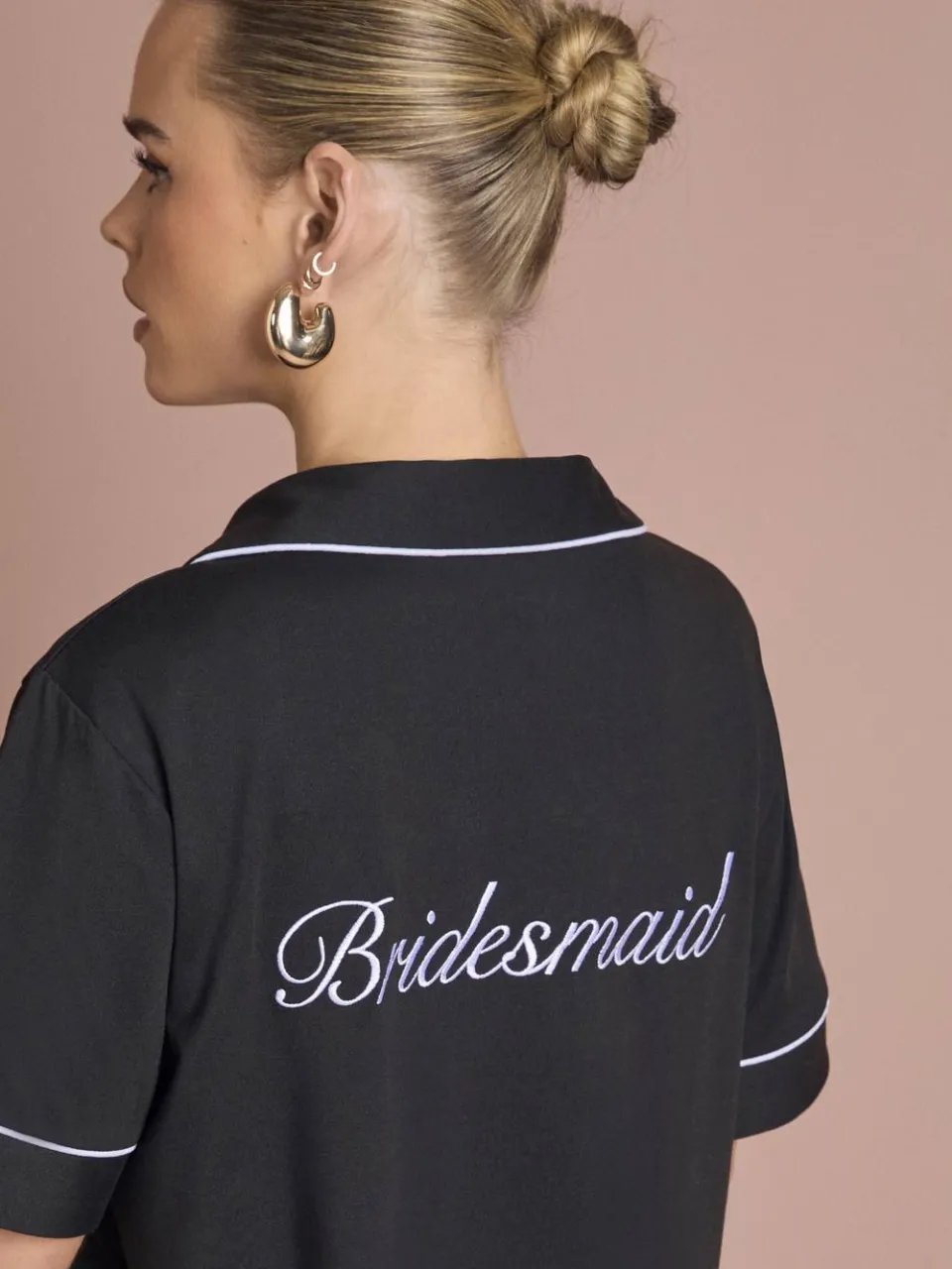 boohoo Dames Bruidspyjama 'bruidsmeisje' Jersey Geborduurd Korte Mouw Shirt & Korte Broek Set zwart, foto 4