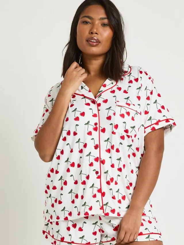 boohoo Dames Plus Valentijnsdag Hart Kersen Print Korte Mouw Shirt & Korte Pyjama Set Wit