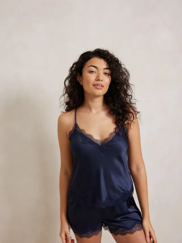 Chelsea Peers Romantische Pyjamaset met Kanten Details Cami Top en Short – Navy