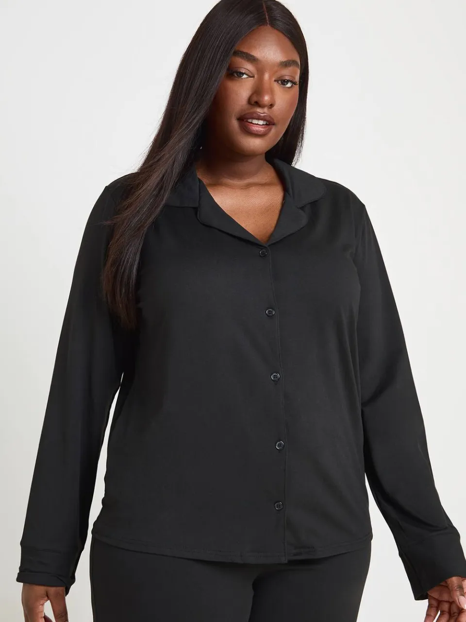 boohoo Dames Plus Soft Touch Pyjamaset Met Doorknoop Shirt En Broek zwart, foto 3
