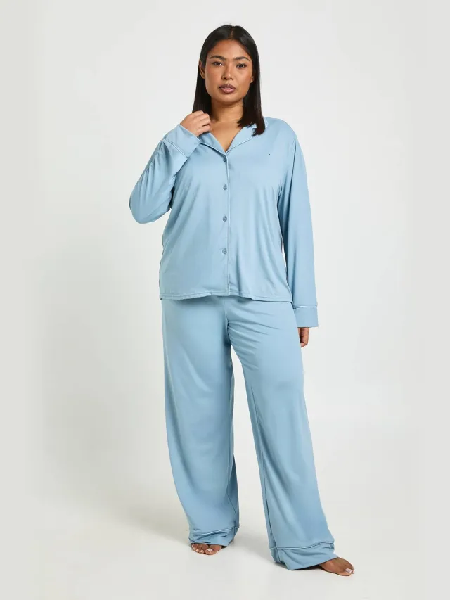 boohoo Dames Plus Jersey Pyjama Set Met Paspeldetail Lange Mouwen & Broek Stoffig Blauw
