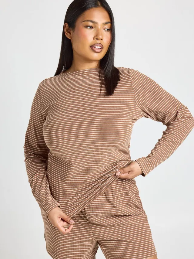 boohoo Dames Plus Zachte Geribbelde Gestreepte Pyjama Set Met Lange Mouwen Top & Korte Broek Chocoladebruin