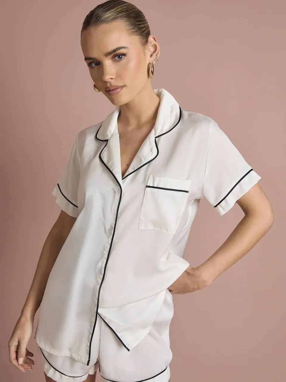 boohoo Dames Bruidspyjama 'Bride' Satijn Geborduurd Korte Mouw Shirt & Korte Broek Set Wit