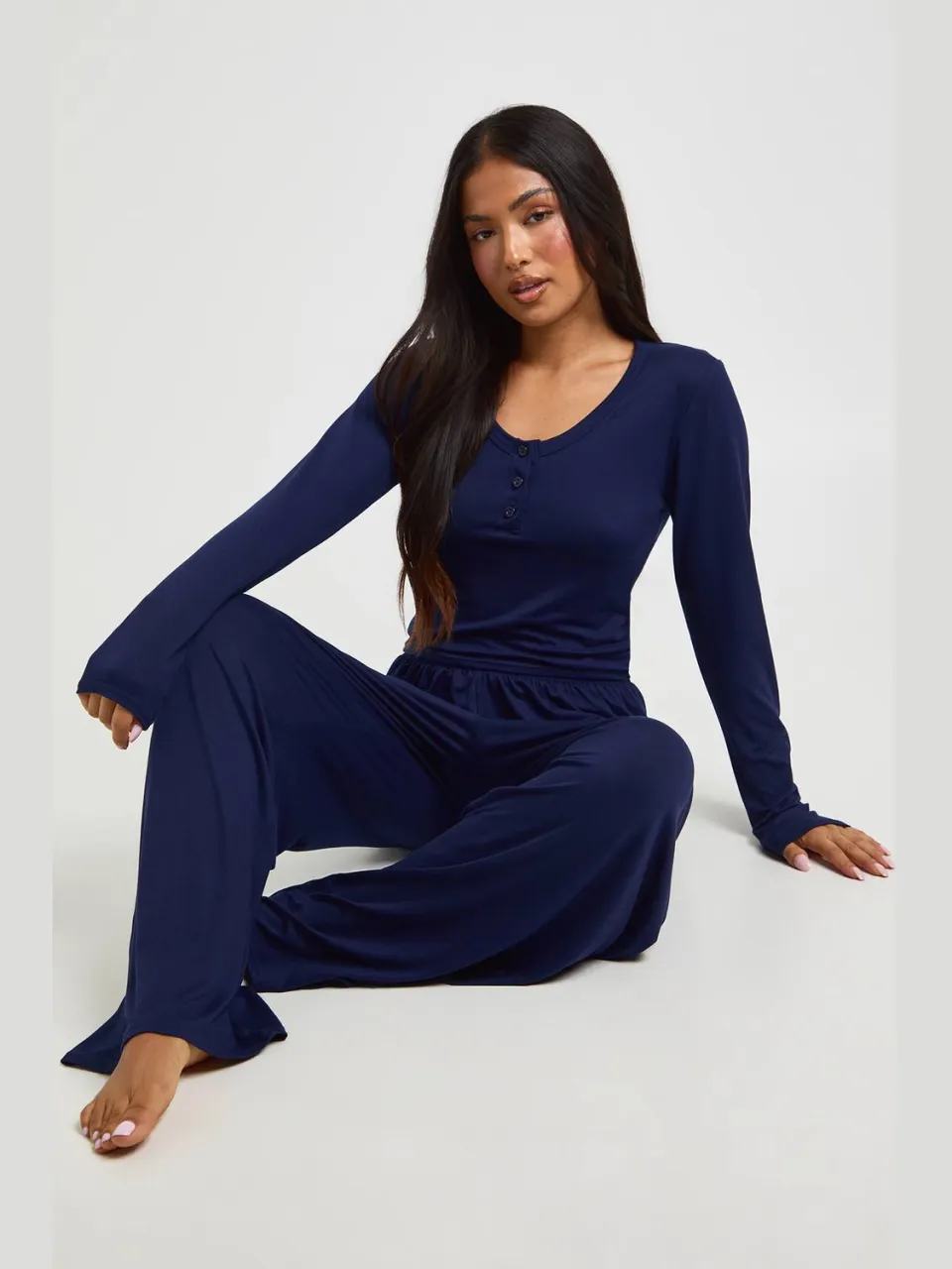 boohoo Dames Petite Pyjamaset Met Lange Mouwen Top Met Knoopdetail En Broek marineblauw, foto 2