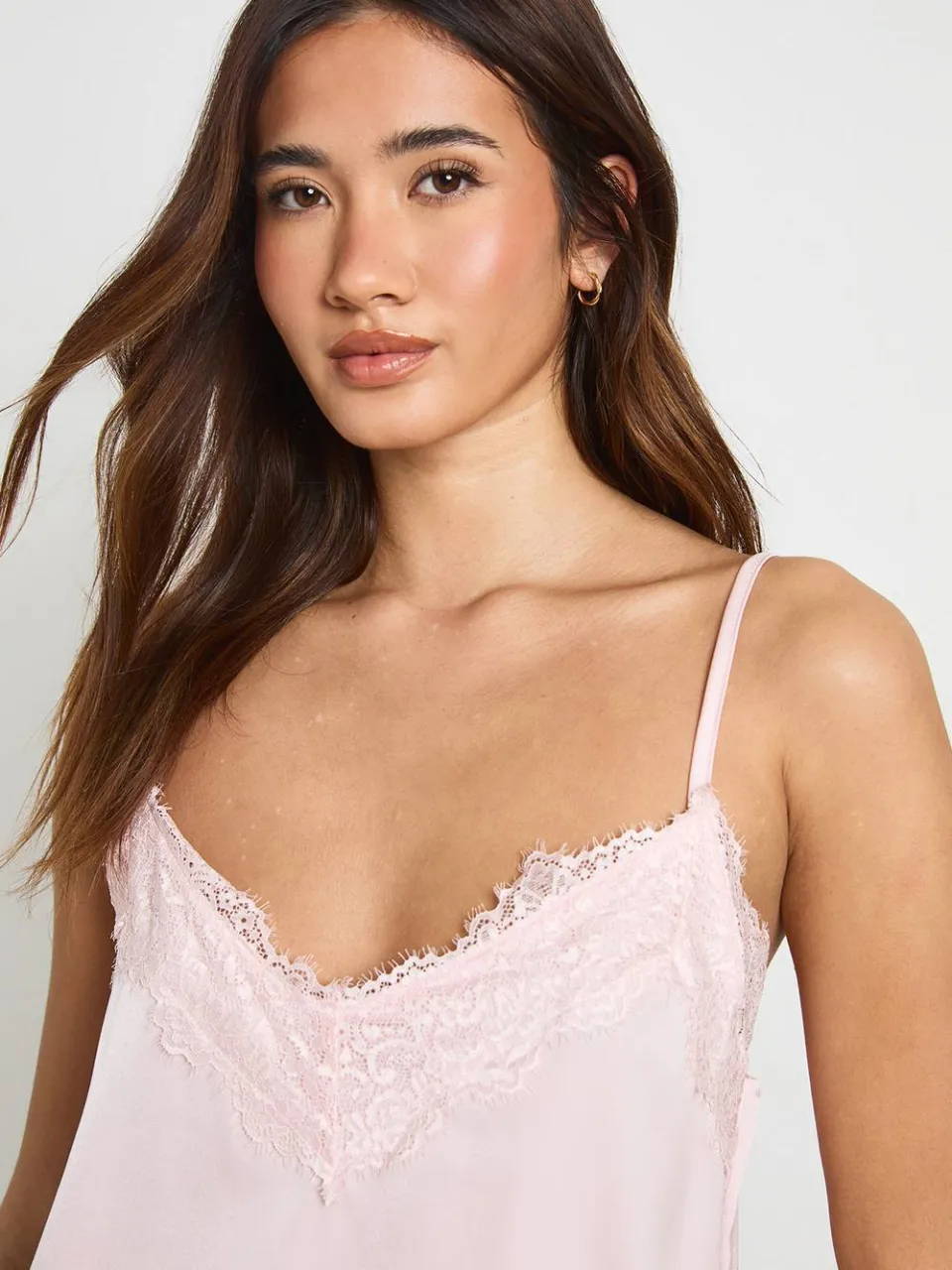 boohoo Dames Pyjama Set met Camisole & Shorts met Wimper Kant Afwerking roze, foto 4