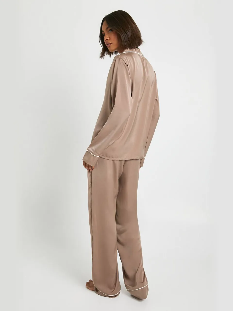 boohoo Dames Pyjamasset met lang mouwshirt en broek met satijnen pijpdetail mokka, foto 2