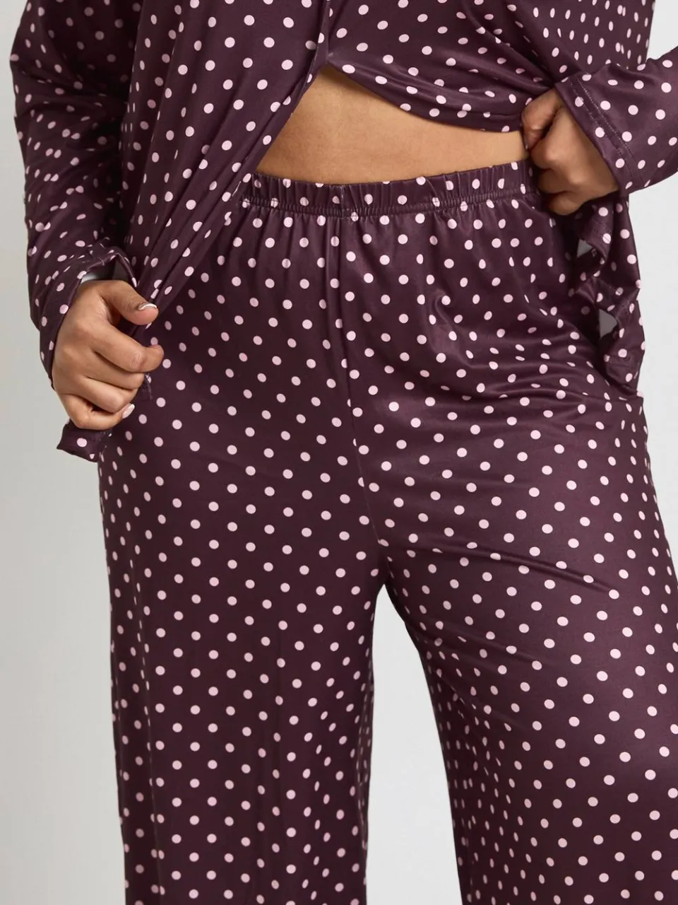 boohoo Dames Plus Polkadot Print Lange Mouwen Shirt & Broek Pyjama Set bruin, foto 4