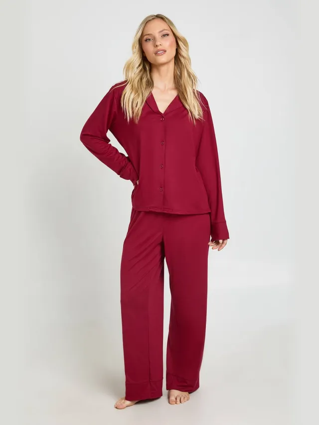 boohoo Dames Petite Pyjama Set Met Zacht Aanvoelend Knoopsluiting Shirt En Broek Bordeaux Rood