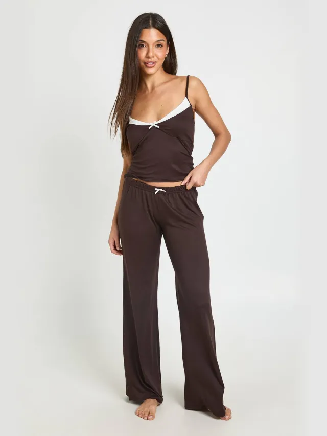 boohoo Dames Tall Pyjama Set Met Contrasterende Cami En Broek Chocoladebruin