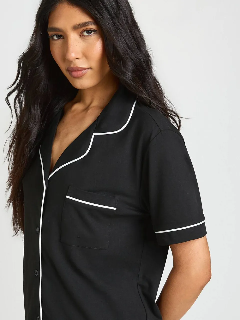 boohoo Dames Lange Jersey Pyjama Set met Biezen Detail - Korte Mouwen Shirt & Shorts zwart, foto 4