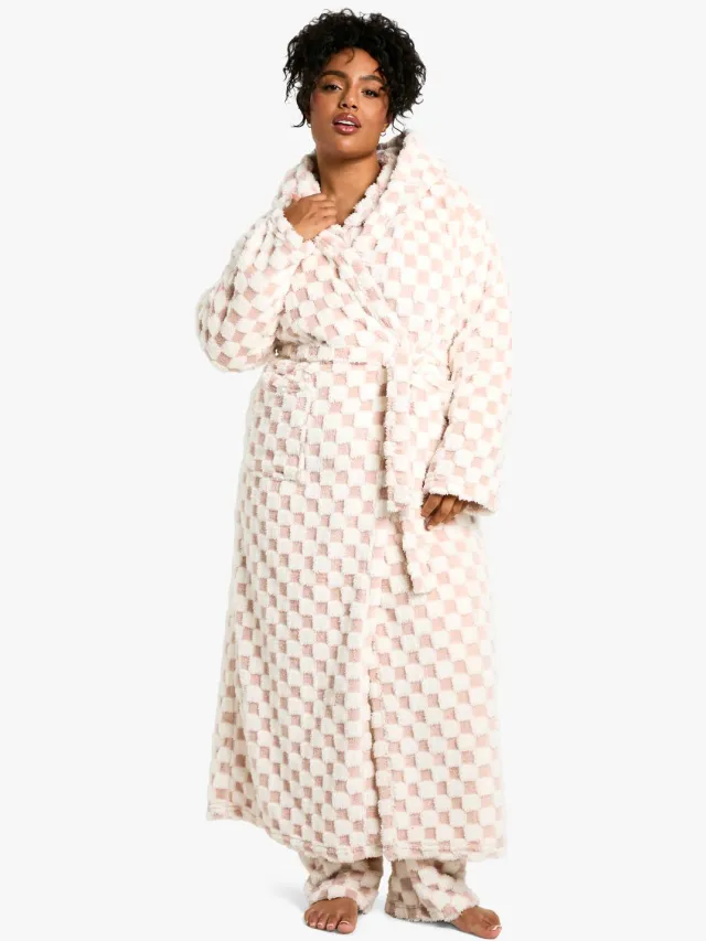 boohoo Dames Plus Baby Pink Schaakbord Maxi Fleece Badjas Baby Roze