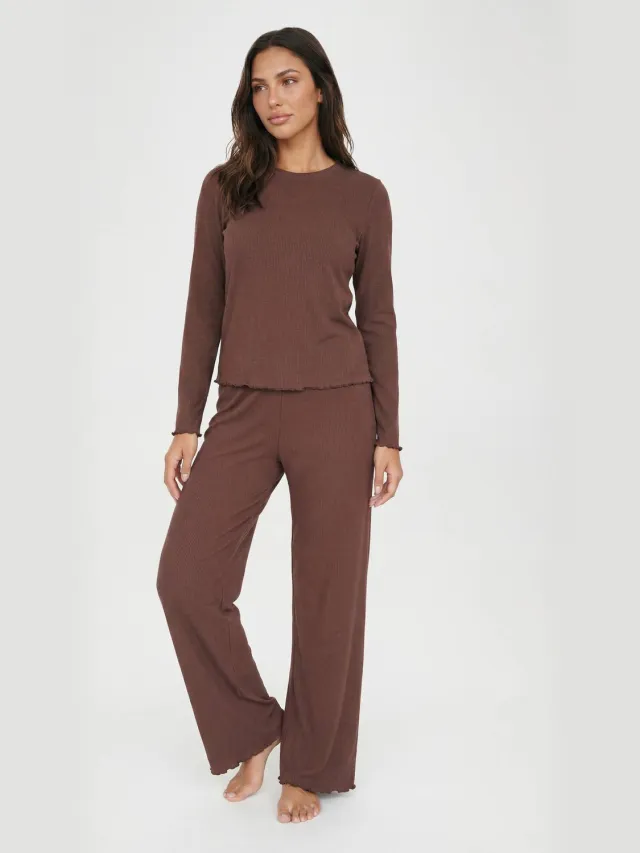 boohoo Dames Geribbelde Pyjama Set Met Lange Mouwen Top En Broek Met Sla Zoom Chocoladebruin