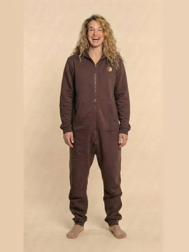 Knuffle Dames Knuffle Jogging Onesie | Linda: "De allerbeste Onesie voor iedere vrouw. Stijlvol, comfortabel en geweldige kwaliteit!" | Knuffle is eigentijds Nederlands merk | Handgemaakt in Portugal | Loungewear | Dit is de kleur Bruin