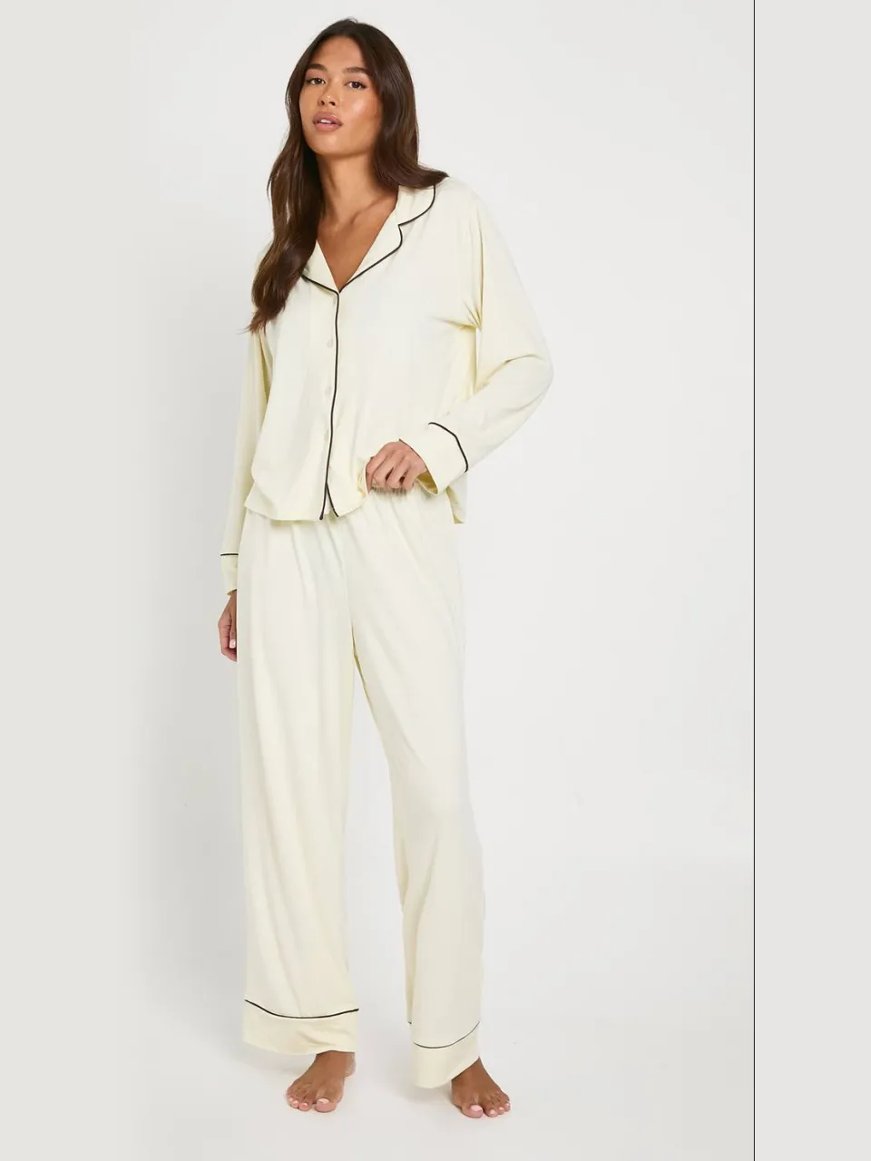 boohoo Dames Petite Piping Detail Overhemd met Lange Mouwen & Broek Pyjama Set crème, foto 3