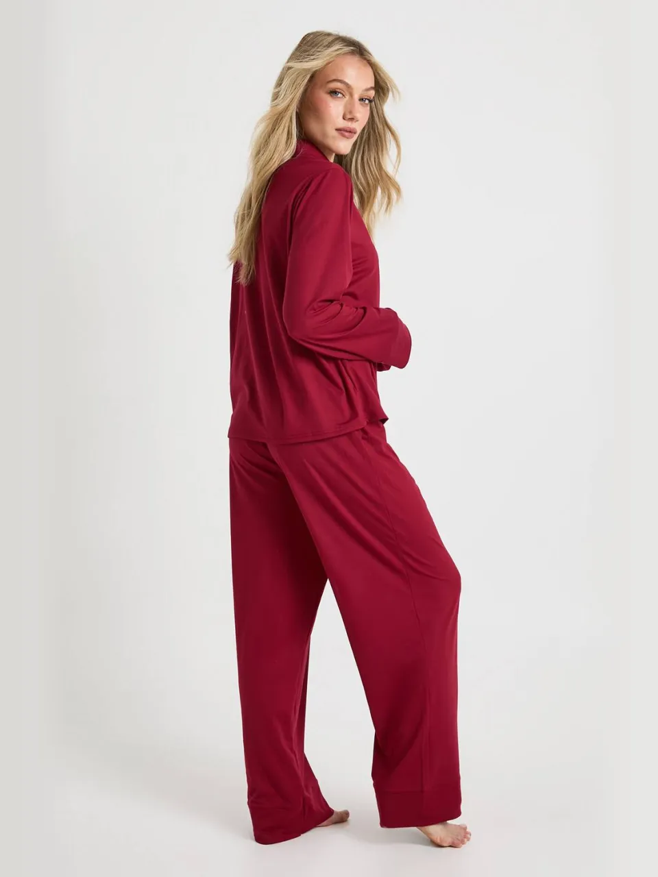 boohoo Dames Kleine Soft Touch pyjamaset met overhemd met doorlopende knoopsluiting en pyjamabroek bordeaux rood, foto 2