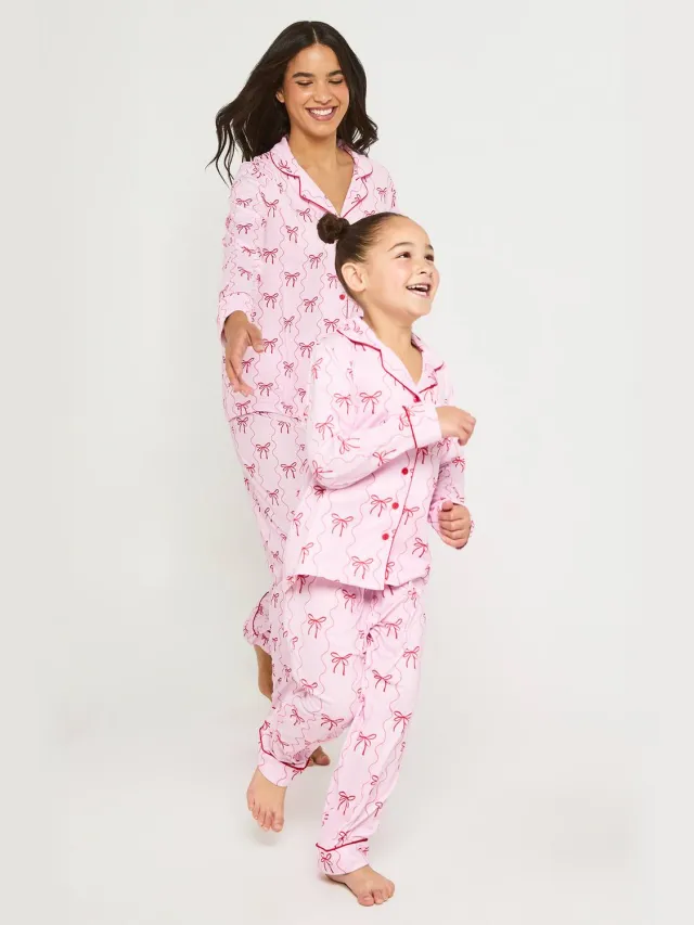 boohoo Dames Dames Bijpassende Familie Super Zachte Strik Print Pyjama Set Met Lange Mouwen Shirt & Broek Roze