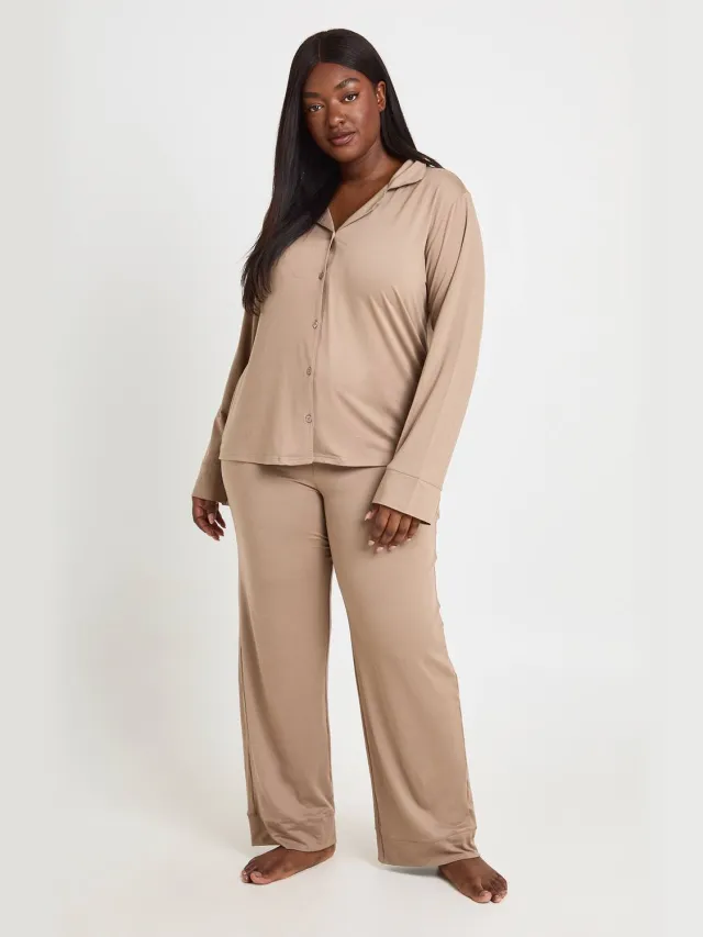 boohoo Dames Plus Zachte Touch Knoopsluiting Doorknoop Shirt En Broek Pyjama Set Beige