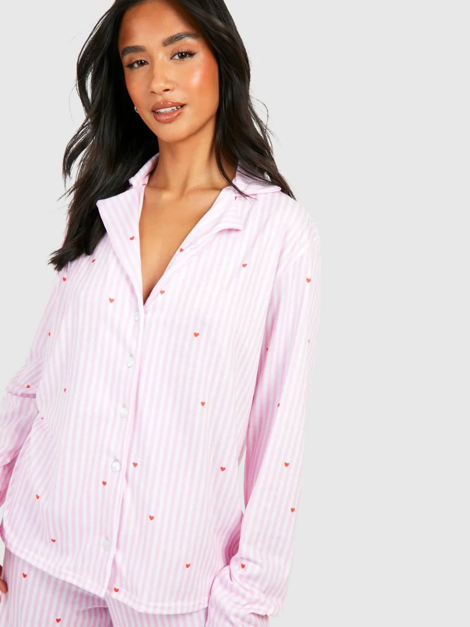 boohoo Dames Petite pennenstreep hartprint lange mouw overhemd met broek pyjamaset roze, foto 4