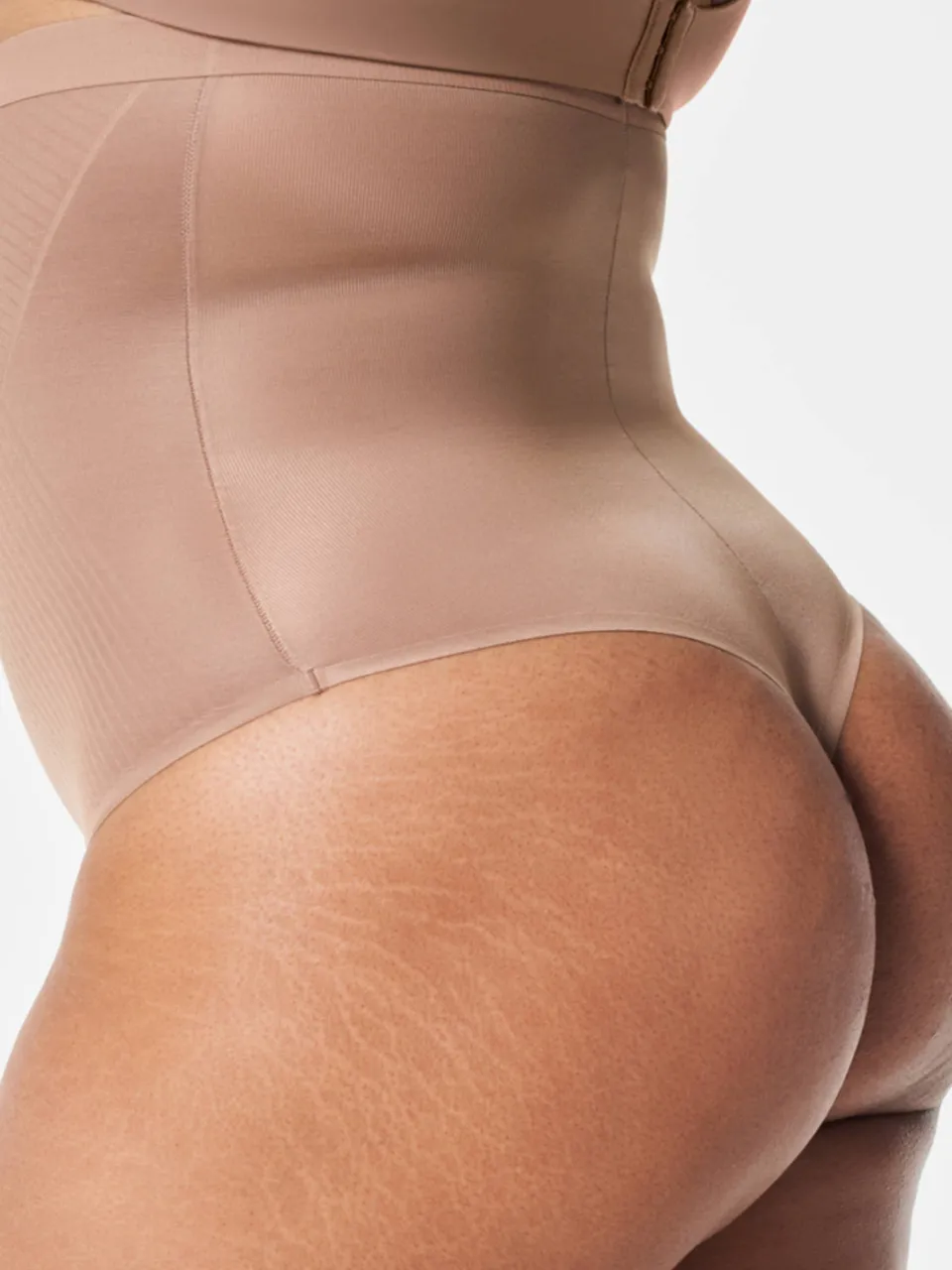 SPANX SPANXshape™ Invisible high waist medium corrigerende string donkerbeige, foto 7