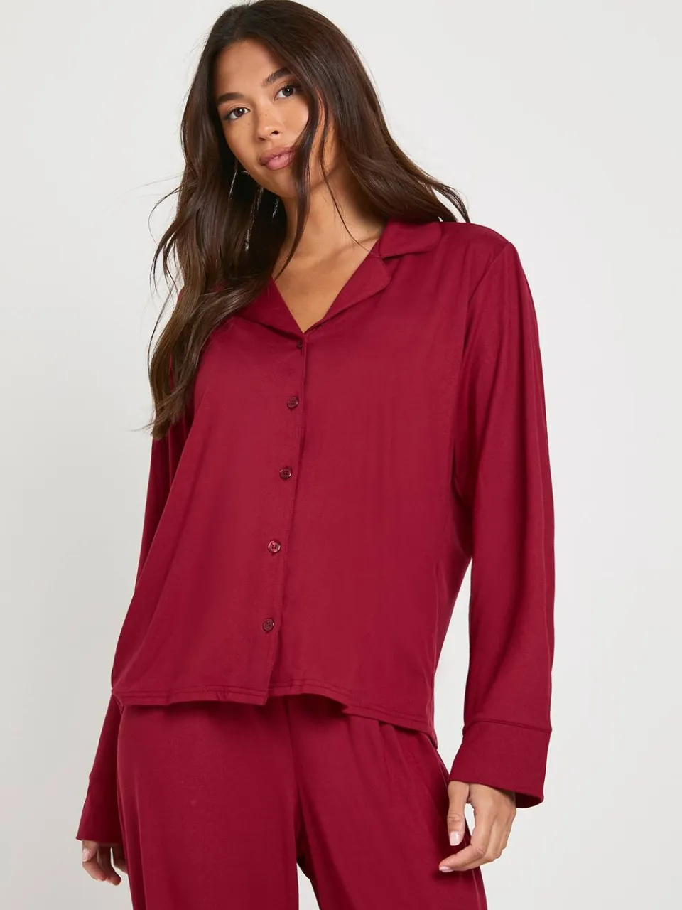 boohoo Dames Pyjamaset met overhemd en broek met doorlopende zachte drukknopen bordeaux rood, foto 2