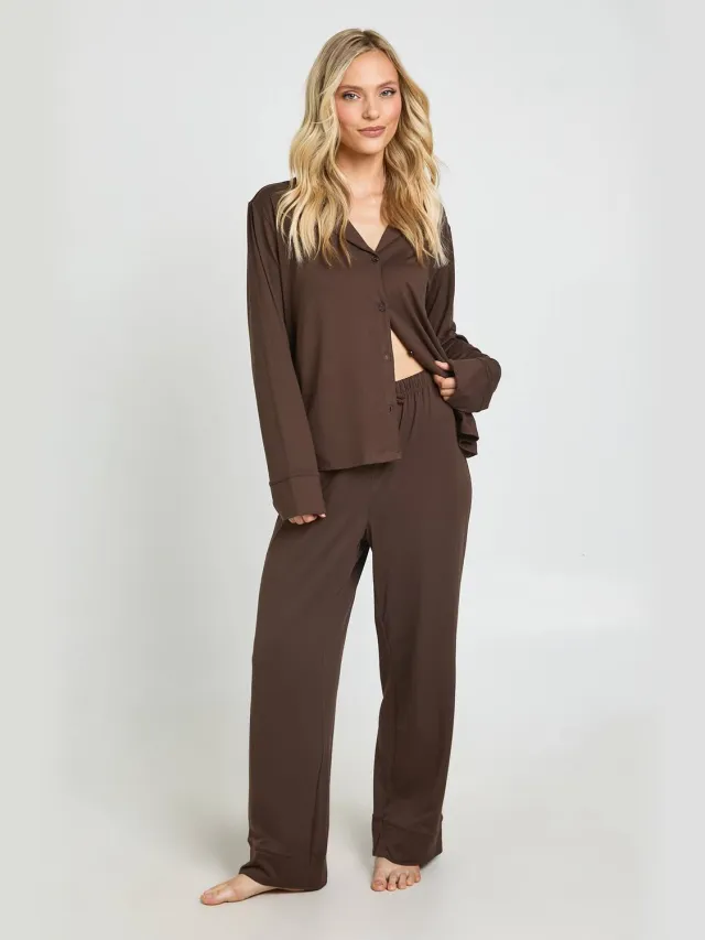 boohoo Dames Petite Pyjama Set Met Zacht Aanvoelend Doorknoop Shirt En Broek Chocoladebruin