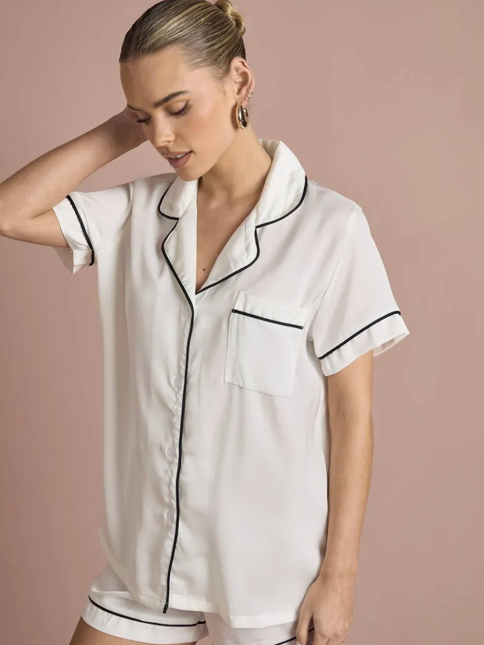 boohoo Dames Bruidspyjama 'Bride' Satijn Geborduurd Korte Mouw Shirt & Korte Broek Set wit, foto 2