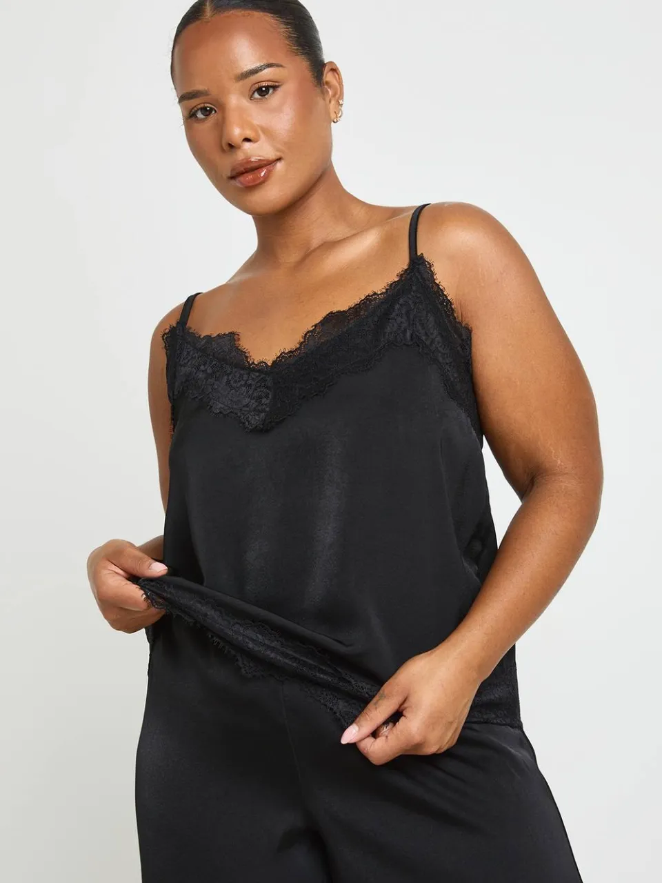 boohoo Dames Plus Satijnen Kanten Cami En Broek Pyjama Set zwart, foto 4