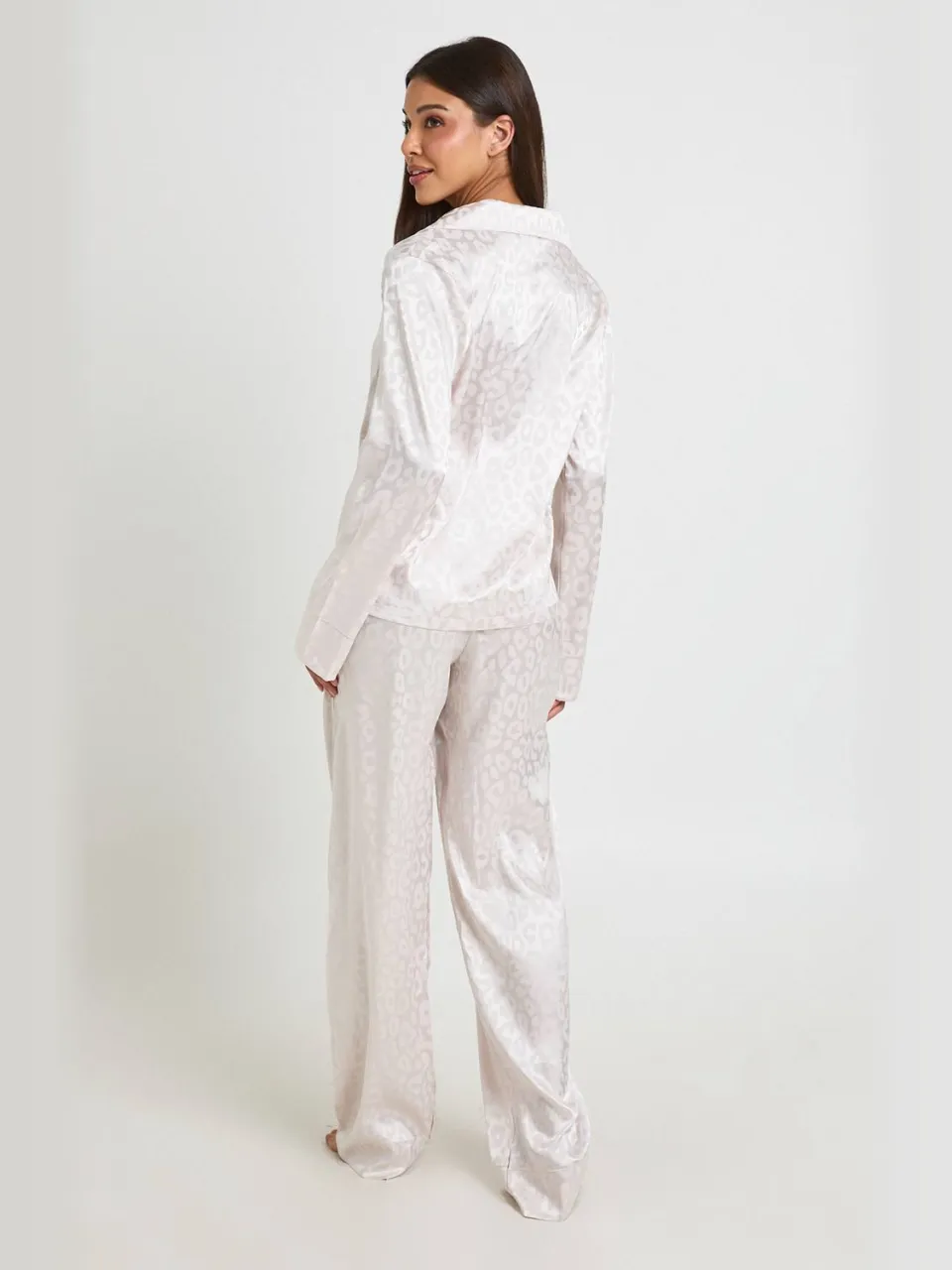 boohoo Dames Luipaard Jacquard Satijnen Pyjama Set Met Lange Mouwen Shirt & Broek champagne, foto 2