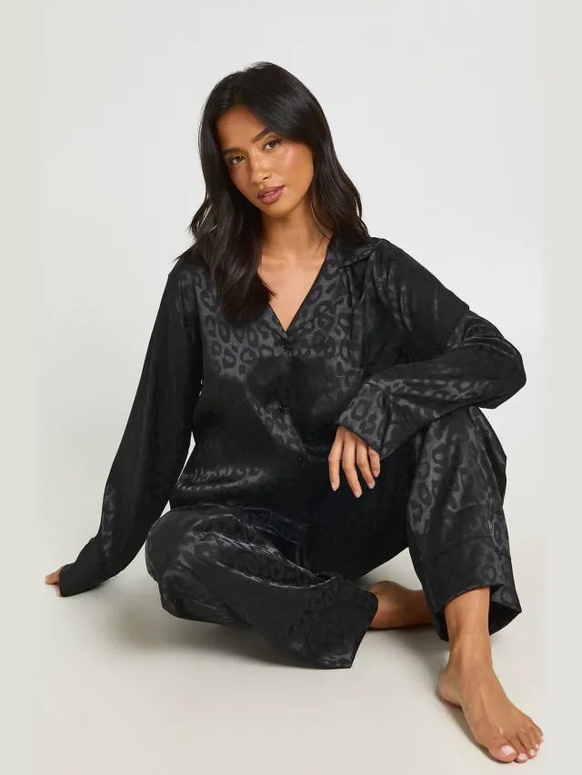 boohoo Dames Petite Luipaardprint Jacquard Satijnen Pyjama Set Met Lange Mouwen Shirt & Broek Zwart