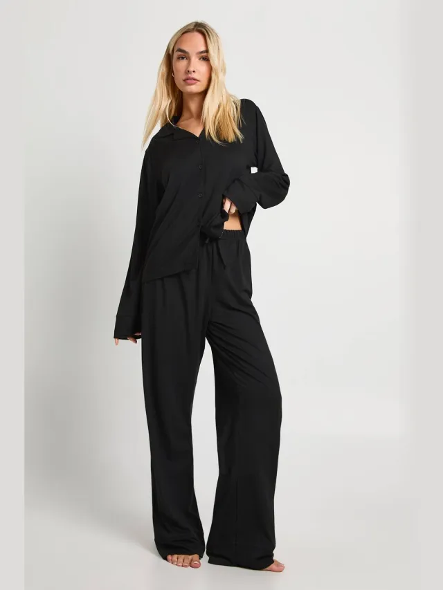 boohoo Dames Zachte Touch Doorknoop Shirt en Broek Pyjama Set Zwart