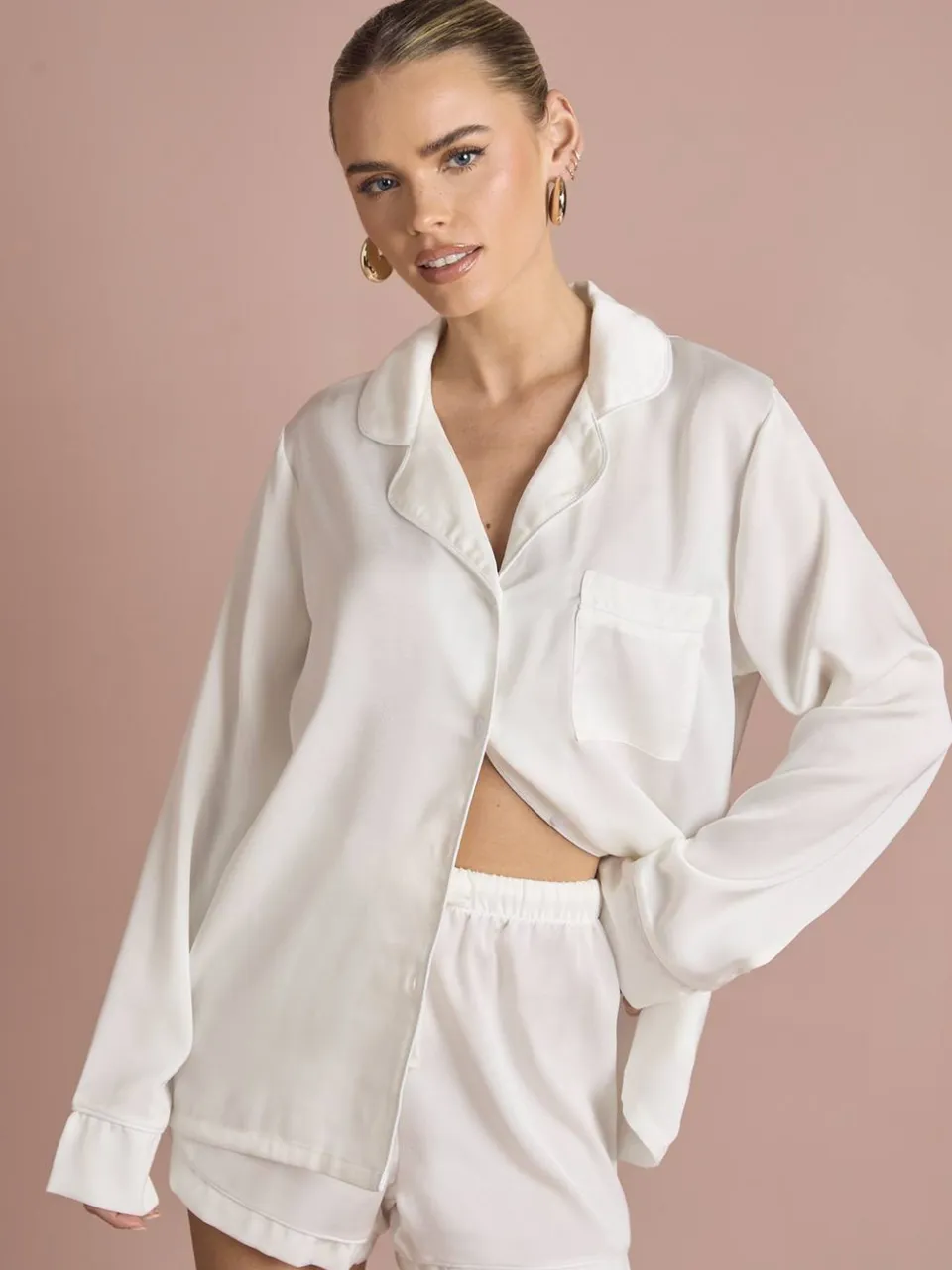 boohoo Dames Bruidspyjama 'Bride' Satijn Geborduurd Lange Mouw Shirt & Korte Broek Set Wit