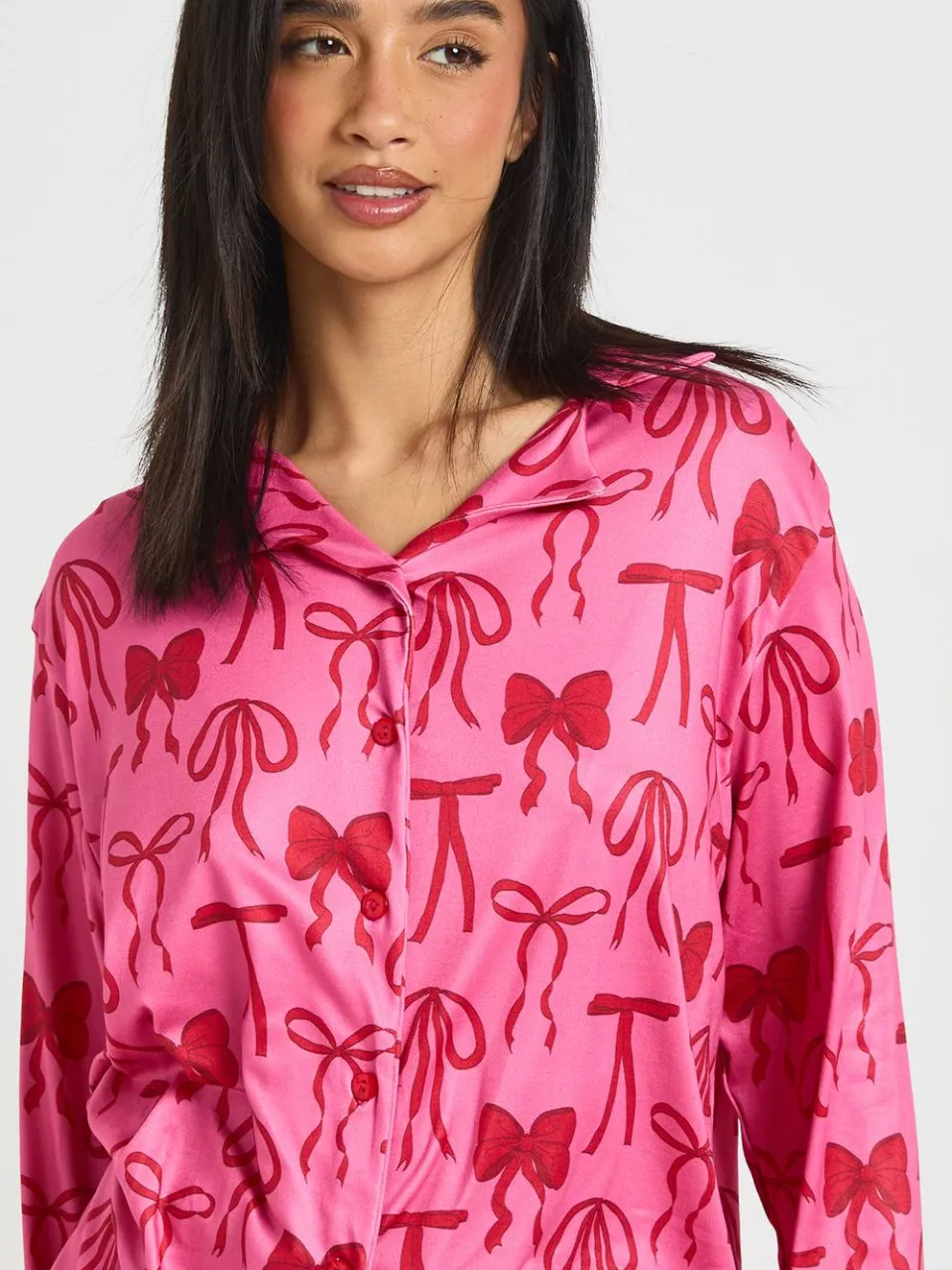 boohoo Dames Petite Gemengde Strikjes Print Lange Mouwen Top & Broek Pyjama Set donker roze, foto 2