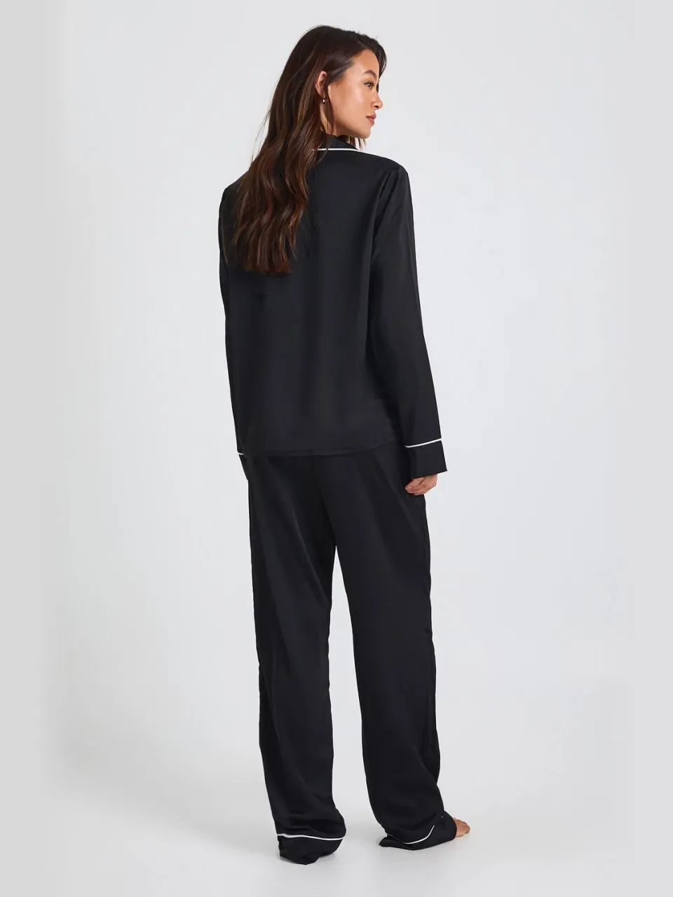 boohoo Dames Lange Satijnen Pyjama Set met Biesdetail - Shirt met Lange Mouwen & Broek zwart, foto 2