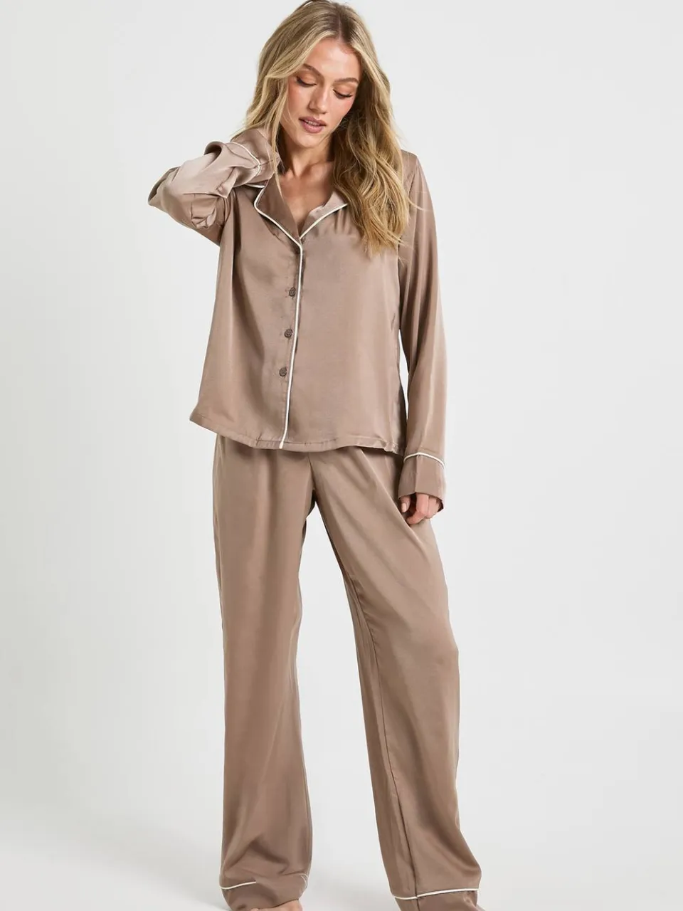 boohoo Dames Petite satijn piping detail lange mouwen overhemd & broek pyjama set mokka, foto 3