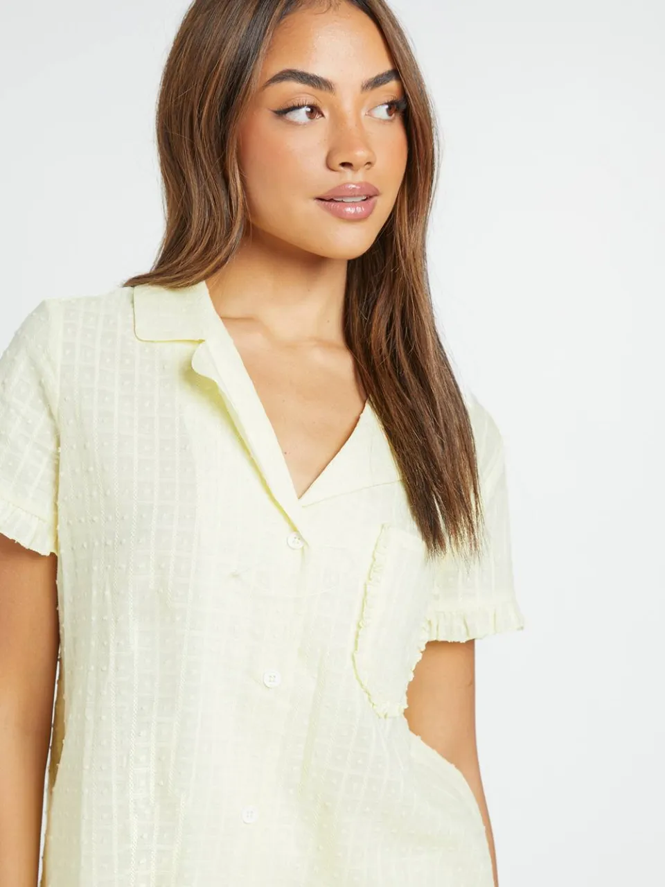 boohoo Dames Gestructureerde Pyjama Set Met Ruches Detail Korte Mouwen Shirt & Short citroen, foto 4