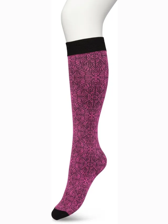 Bonnie Doon Dames Bloemen Panty Kniekousen Roze - Knie Kousen 100 denier - Gebloemd - Bloemen Print - Uitstekend draagcomfort - Mandala Flower Knee High - Kniesokken - Zakt niet af - OEKO-TEX - Rose Violet - BP221805.339