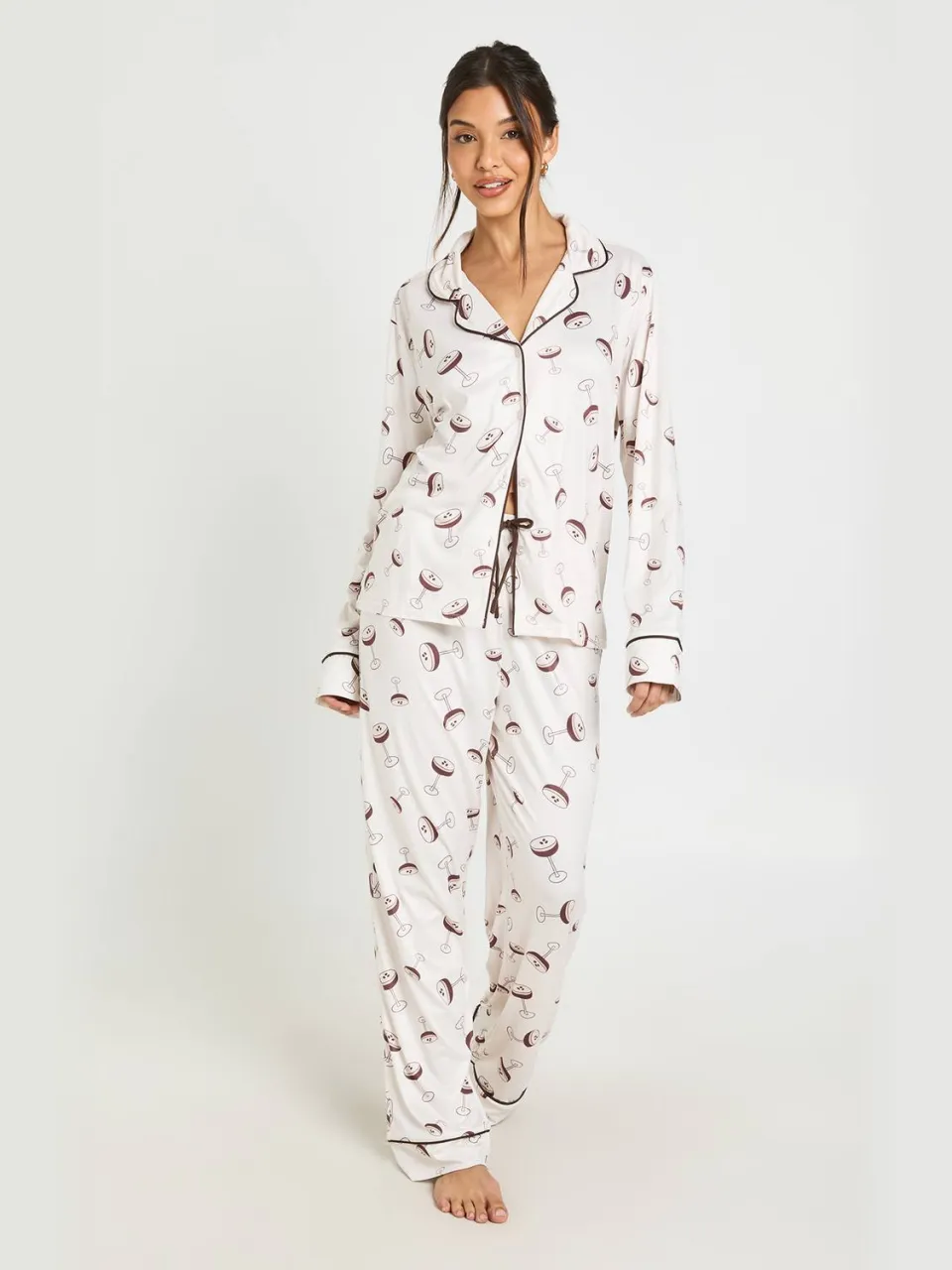 boohoo Dames Espresso Martini Print Pyjama Set Met Paspeldetail Lange Mouwen & Broek beige, foto 3